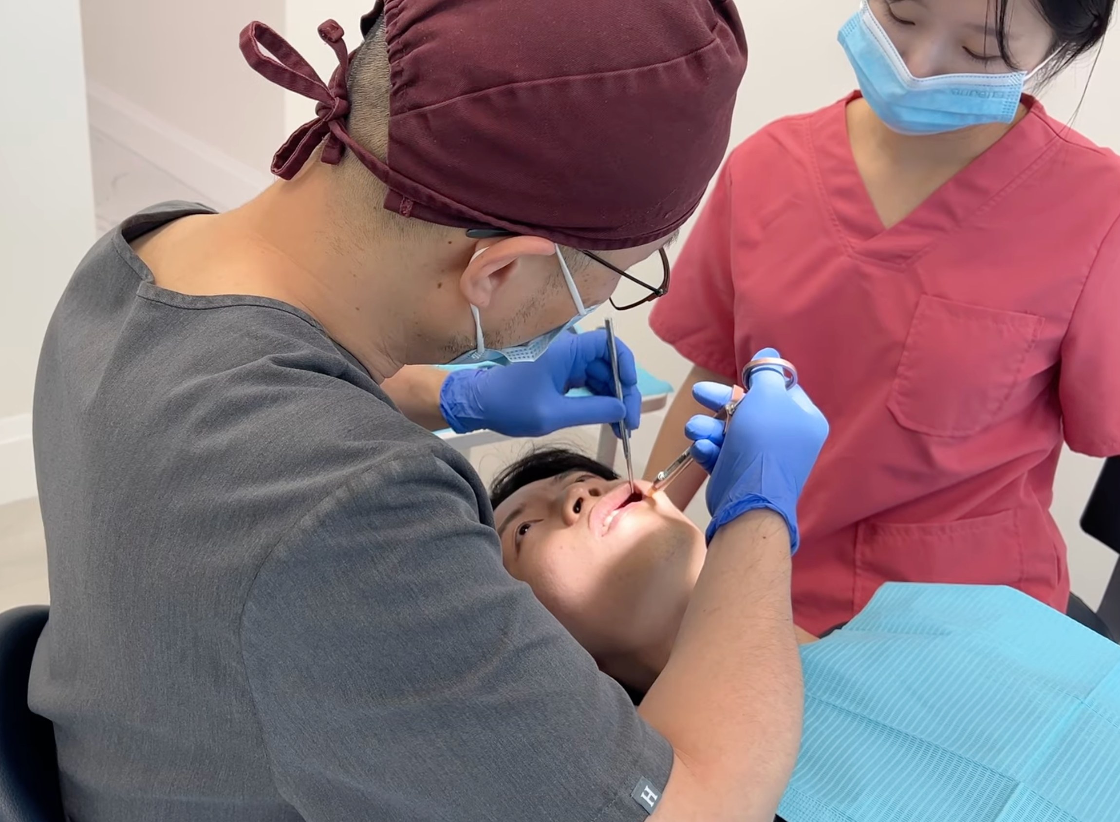 BK Dental 충치 치료 진료 모습